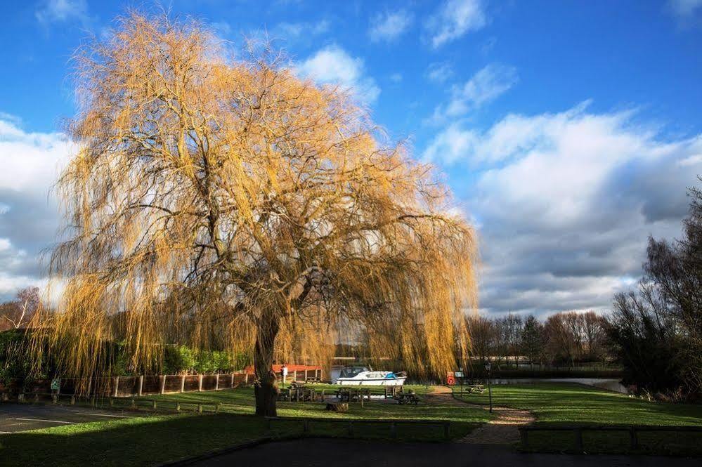Queens Head Inn Nassington Bagian luar foto