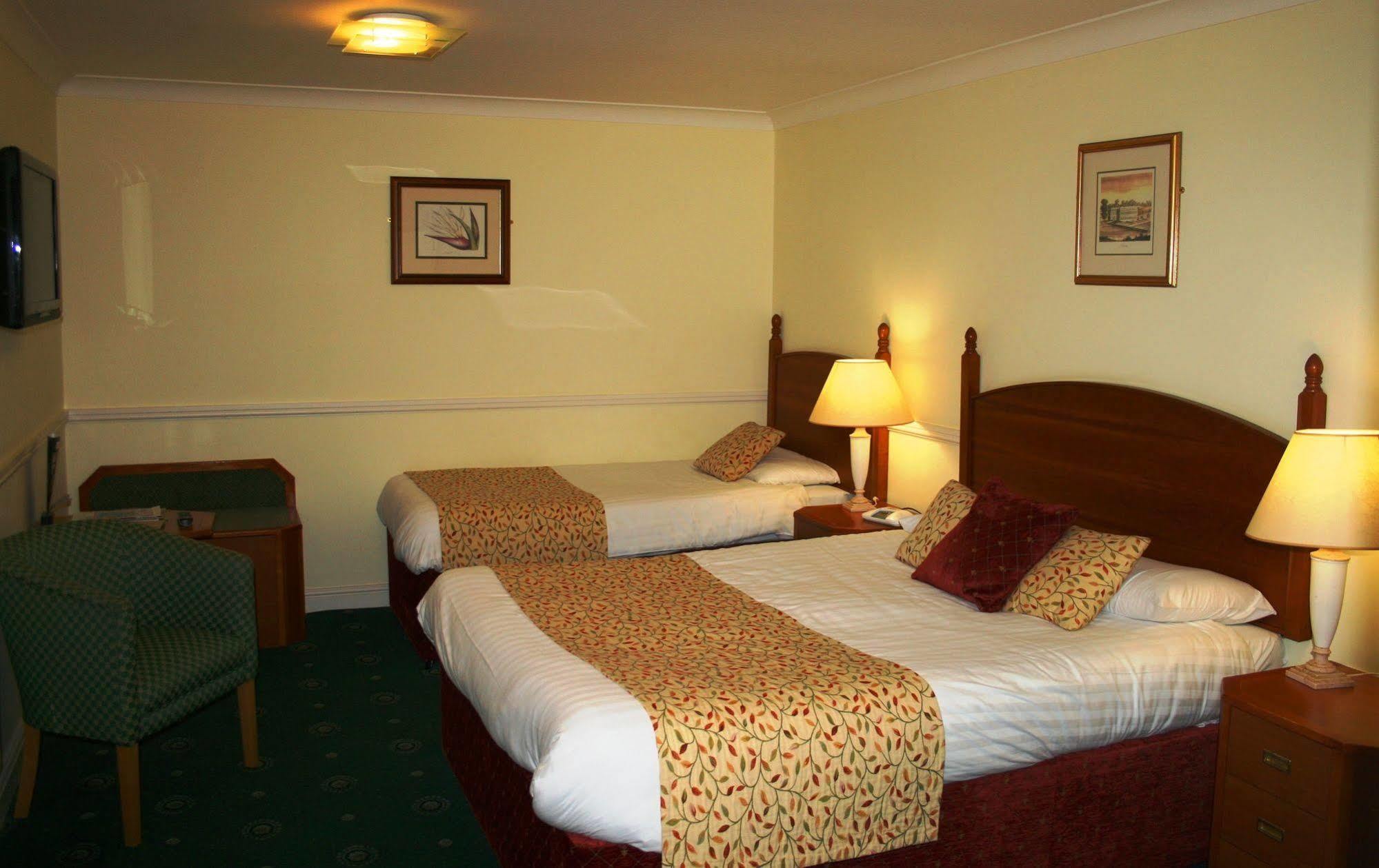 Queens Head Inn Nassington Bagian luar foto