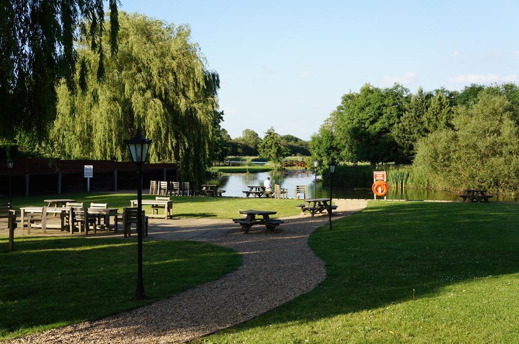 Queens Head Inn Nassington Bagian luar foto