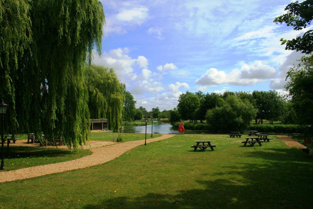 Queens Head Inn Nassington Bagian luar foto