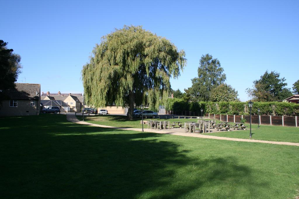 Queens Head Inn Nassington Bagian luar foto