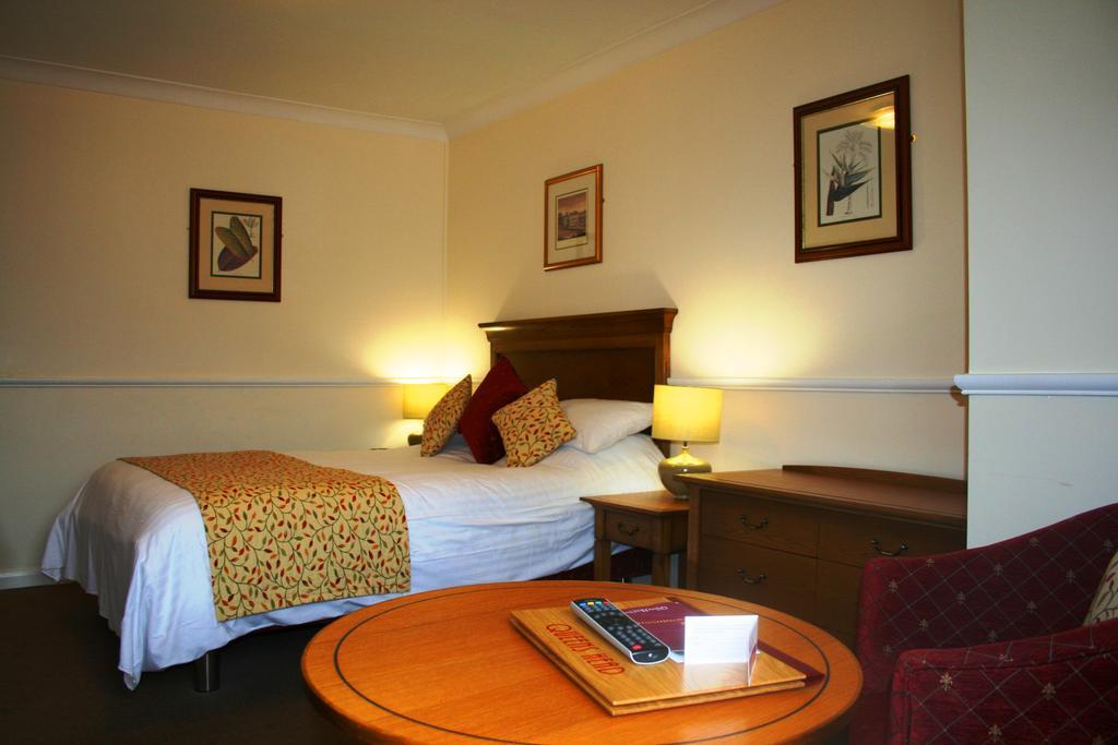 Queens Head Inn Nassington Bagian luar foto